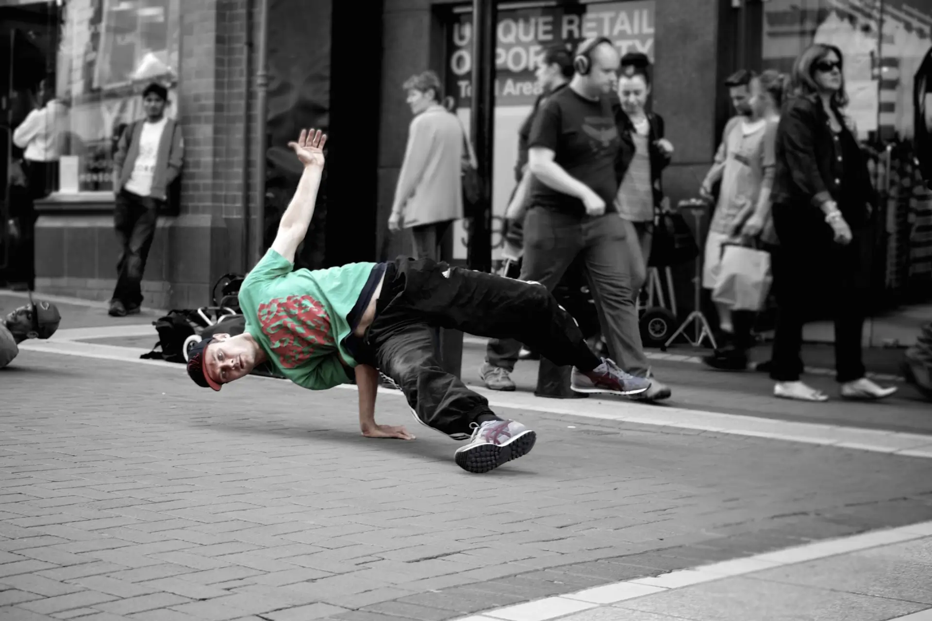 man-pedestrian-person-music-people-road-947012-pxhere.com (1)